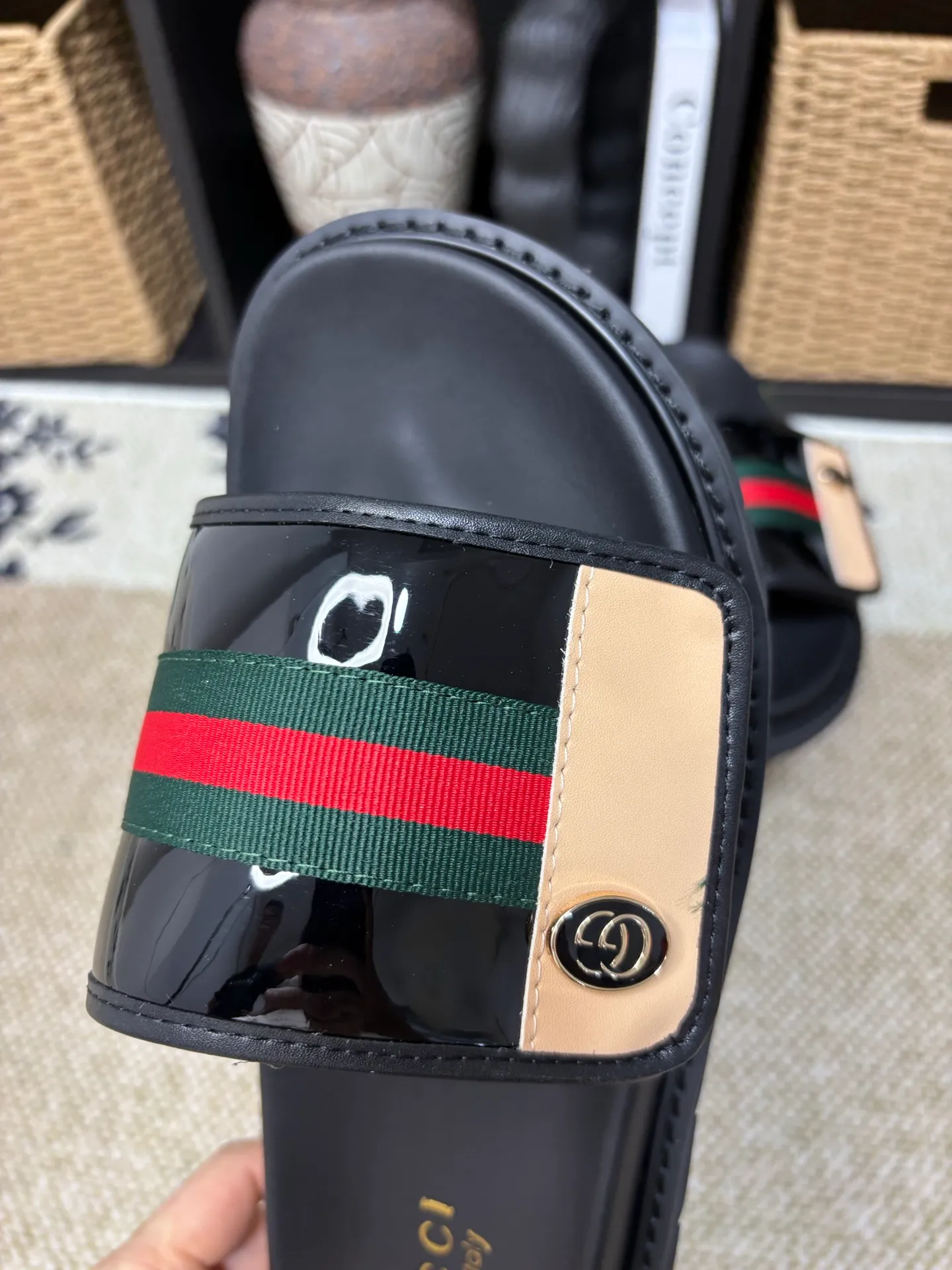 Factory 💰 300 yuan Gucci slippers] high-end men's shoes brand official website 1:1 latest masterpiece: original mold customization, the fabric is made of imported original materials, upgraded outsole, lighter and non-slip. The market's top quality, simple yet tasteful, a must-have for fashionistas, fashionable at your feet, full of confidence, the same style at the counter 👍The season of summer slippers is here. Code: 38-45 (45 customized)